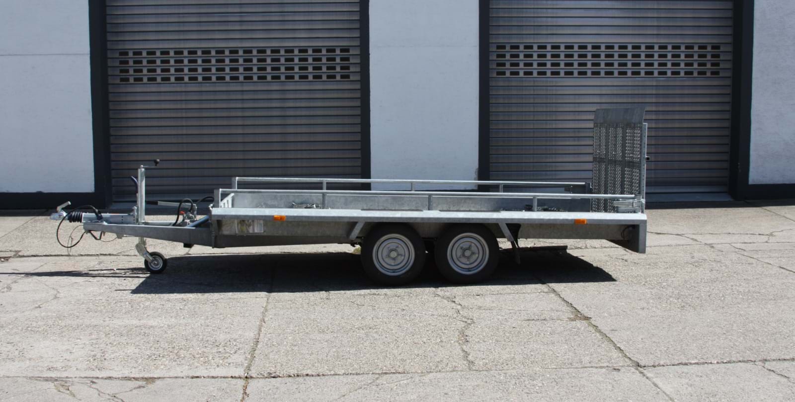 Verleih von Anhängern für Baumaschinen